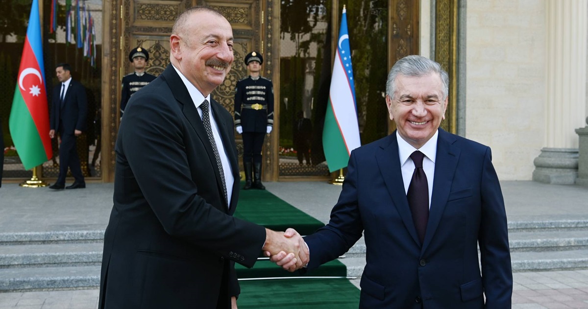 Шавкат Мирзиёев поздравил Ильхама Алиева с победой на выборах президента Азербайджана