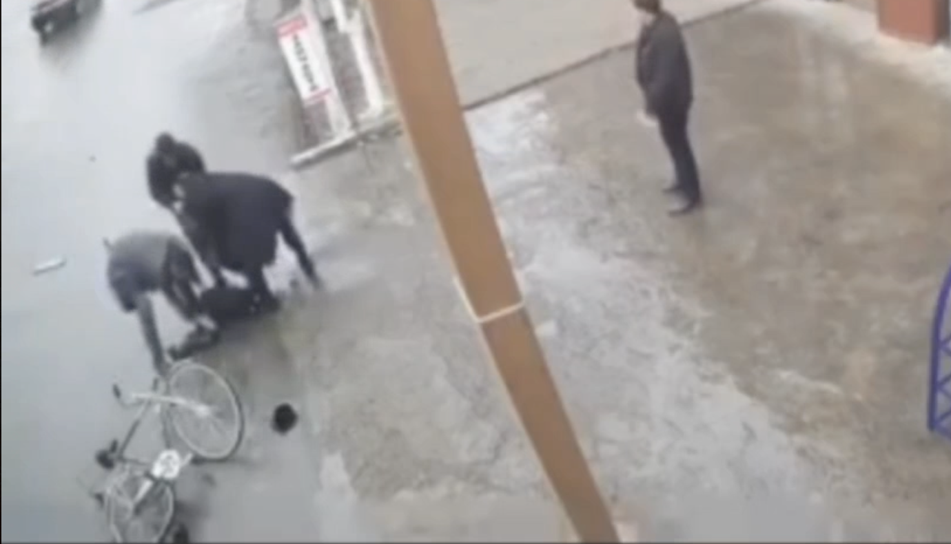 СМИ: Машина министра культуры сбила велосипедиста, пересекающего дорогу в неположенном месте — видео