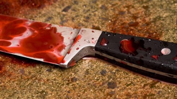 В Сурхандарье мужчина шесть раз ударил ножом невестку, убегавшую с внуком на руках