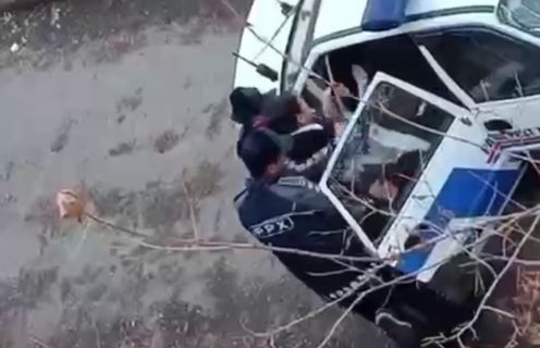 В Ташкенте правоохранители силой запихали мальчика в служебную машину — видео