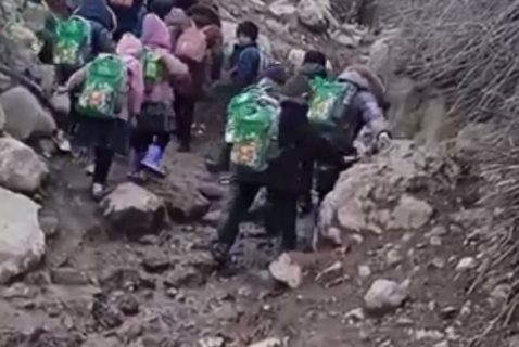 В Сурхандарье школьники вынуждены идти в школу по глыбам и грязи — видео
