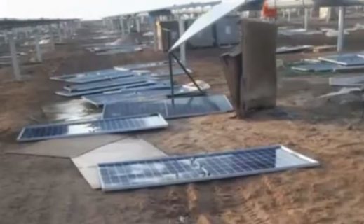 В Сурхандарье ветром сдуло десятки солнечных панелей — видео