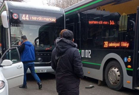В Ташкенте столкнулись электробусы в погоне за пассажирами