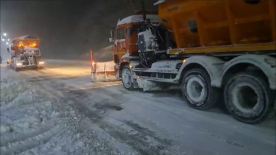 Дорогу на перевале Камчик временно закрыли из-за сильного снегопада — видео