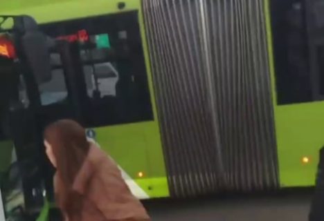 В Ташкенте снова столкнулись два автобуса на остановке — видео
