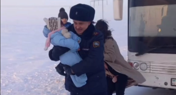 В Казахстане спасли узбекистанцев с детьми из застрявшего на морозе автобуса