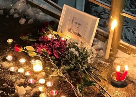 В Ташкенте возложили цветы в память об Алексее Навальном