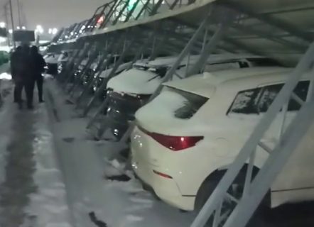 На авторынке Ташкента на новенькие машины рухнул металлический навес — видео