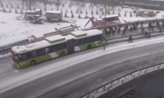 «Тошшахартрансхизмат» поблагодарил пассажиров, толкавших автобус на эстакаду — видео