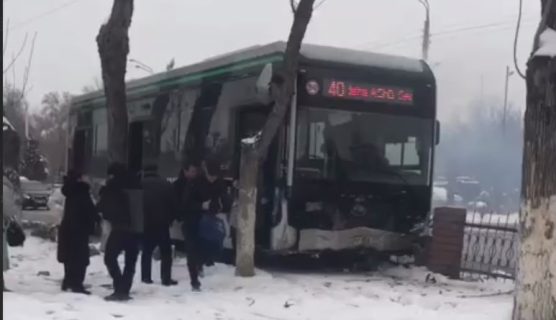 В Ташкенте водителю электробуса стало плохо за рулем: автомобиль вылетел на обочину
