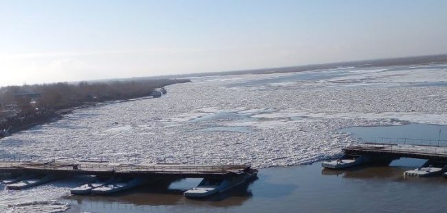 В Каракалпакстане льдины снесли понтонный мост — видео