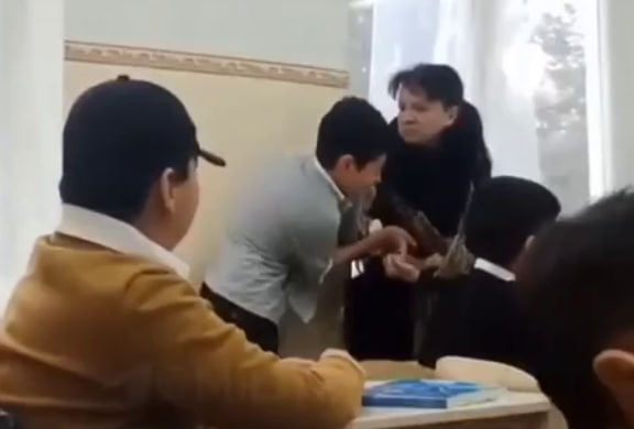 В Ташкенте учительница сорвалась на шестиклассника из-за плохого поведения — видео