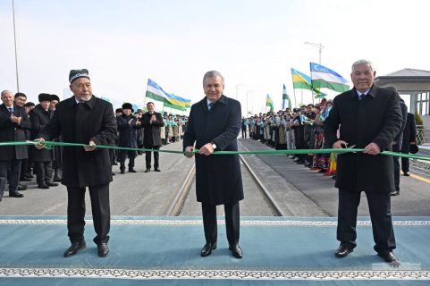 Президент открыл «мост дружбы и доверия» между народами Каракалпакстана и Узбекистана