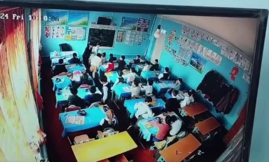 В Хорезме учительница избила школьников на уроке — видео