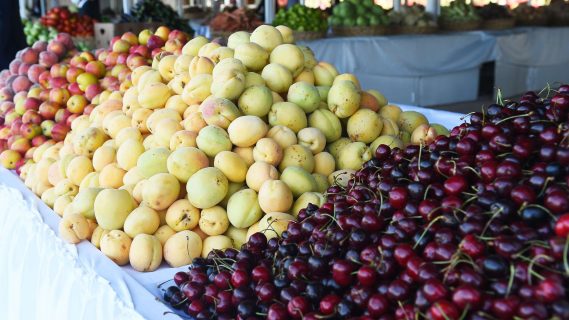 Узбекские фрукты и овощи продают за рубеж за копейки