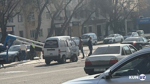 В Ташкенте водитель Damas врезался в фонарный столб