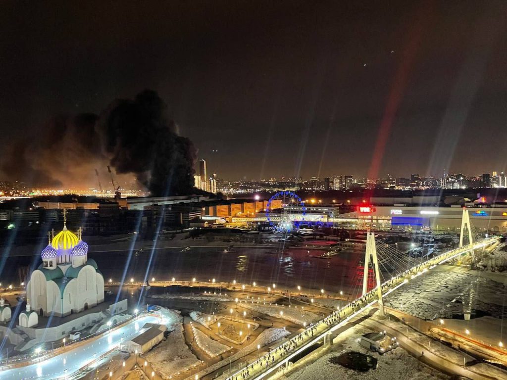 В Москве террористы напали на концертный зал «Крокус Сити Холл» — видео 1 В Москве террористы напали на концертный зал «Крокус Сити Холл» — видео