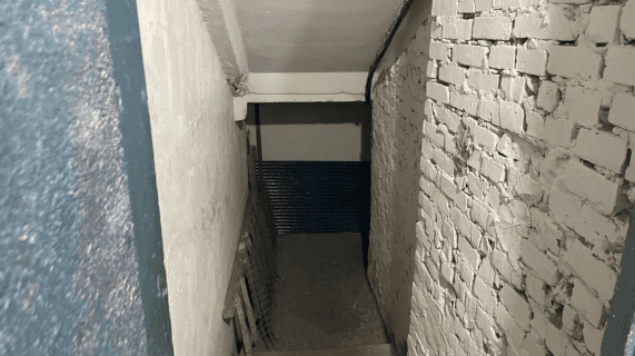 В Ташкенте мужчина прятался от долгов по алиментам в подвале дома