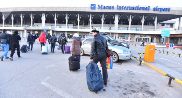 Кыргызстанцев попросили временно не ездить в Россию