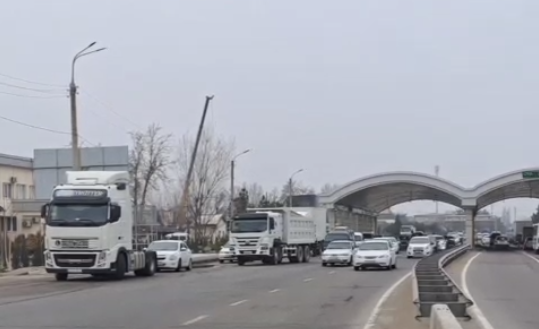 Крупным грузовикам запретили въезд в Ташкент в часы-пик — видео