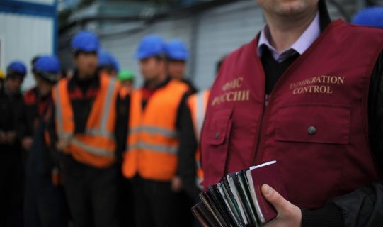 Власти в России начали запрещать мигрантам работать в некоторых сферах услуг