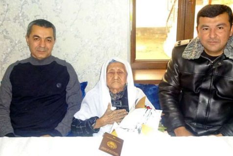 Сотрудники ОВД вручили загранпаспорт 100-летней женщине