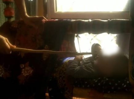 Жительнице Бухарской области предъявили более серьезное обвинение за истязания ребёнка
