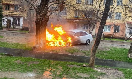 В Ташкенте сгорела Lacetti в жилом дворе