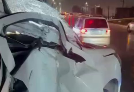 В Ташкенте водитель Cobalt потерял управление и врезался в рекламный баннер — видео