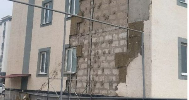 В Навои с дома массива «Янги Узбекистон» из-за дождя обвалилось базальтовое покрытие