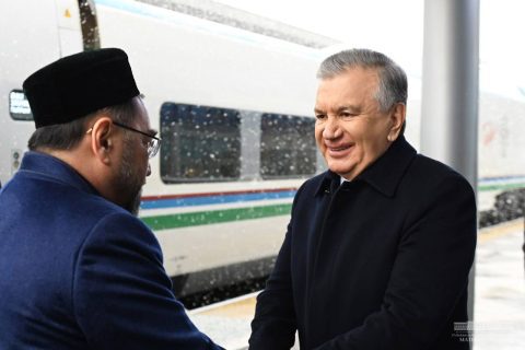 Шавкат Мирзиеёв поехал в Сырдарью на поезде