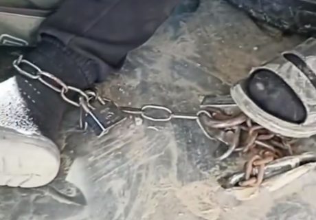 В Самарканде мальчику сковали ноги цепью и заперли в Damas — видео