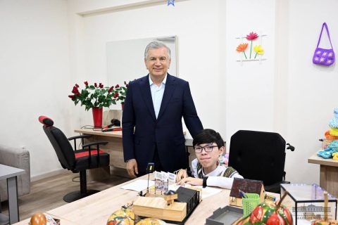Шавкат Мирзиёев посетил дом-интернат для детей с инвалидностью «Мурувват»