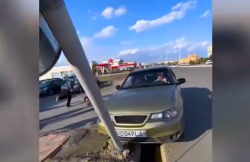 Вайнер Холик Самадов повредил дорожный знак и получил семь суток ареста — видео