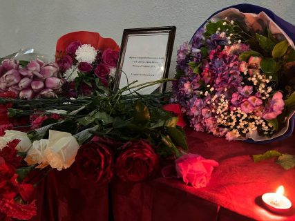 В Ташкенте люди несут цветы к посольству России после трагедии в «Крокусе»