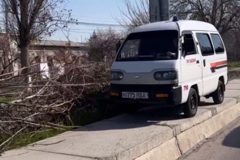 В Ташкенте водитель Damas объехал пробки по узкому пешеходному тротуару — видео
