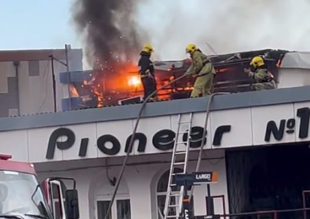 В одном из зданий Фархадского рынка Ташкента произошел пожар — видео