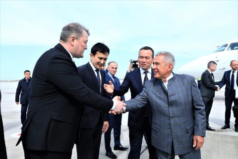 Глава Татарстана посетил новый торговый центр в Сурхандарье