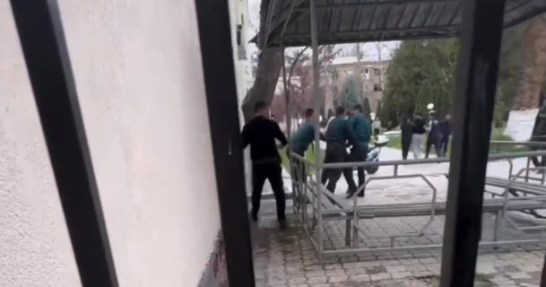 В ОВД Ташкента парень изрезал себя лезвием — видео