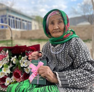 В Навои 94-летней Анархан Ае вручили свидетельство о рождении