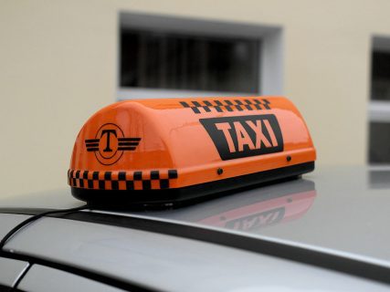 В Ташкенте водитель такси домогался школьницы