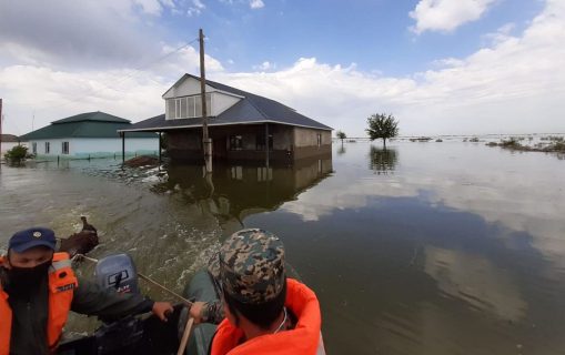 Узбекистанцы понесли гумпомощь пострадавшим от наводнения в Казахстане
