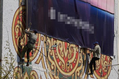 В Ташкенте начали снимать рекламные баннеры с мозаик на зданиях