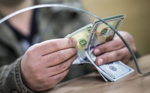 В Узбекистане стремительно падает курс доллара