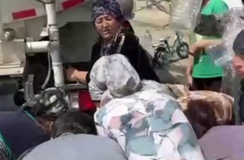 В Узбекистане люди подрались за воду — видео