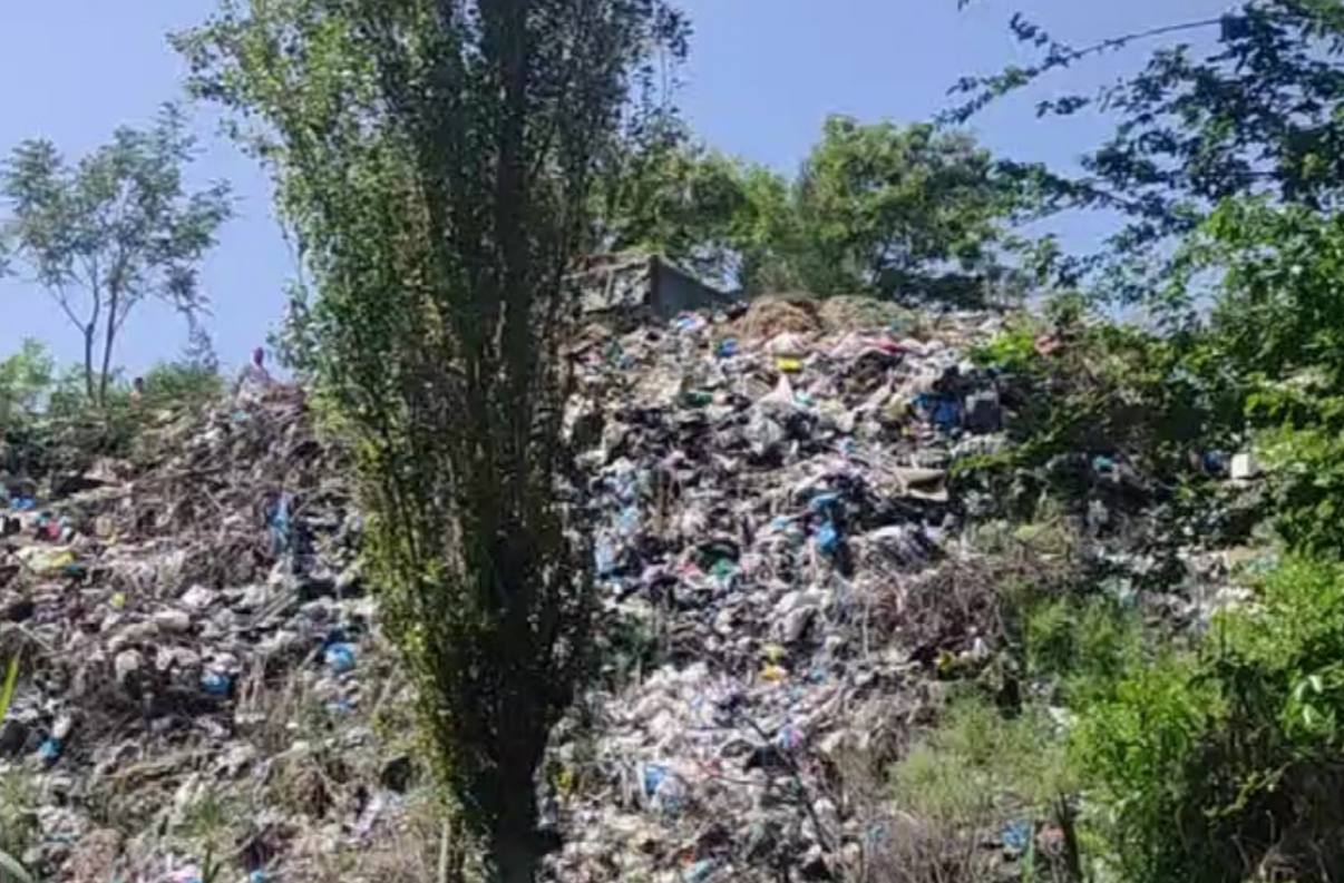 В Янгиюле власти прикрыли мусорную гору строительными отходами — видео