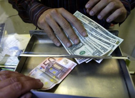 Узбекистанцы ринулись скупать валюту в кассах банков