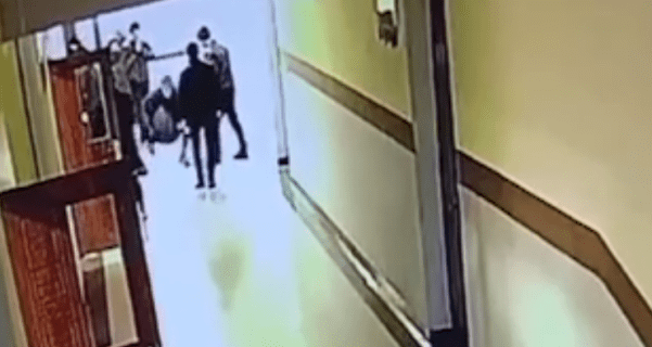 В Карши школьник бросил одноклассника на пол и сломал ему позвоночник — видео