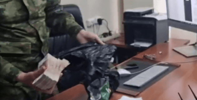 Мужчина попытался спрятать от пограничников миллионы рублей в коробке из под сока — видео