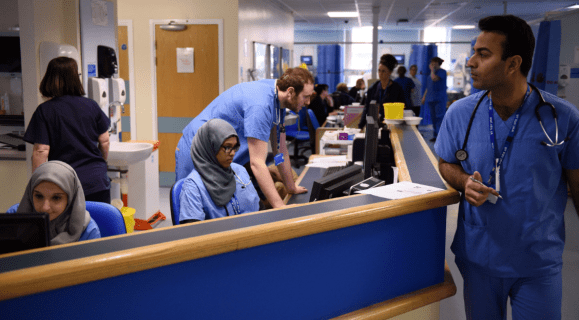 Узбекистан отправит 10 тысяч медсестер и врачей на заработки в Великобританию